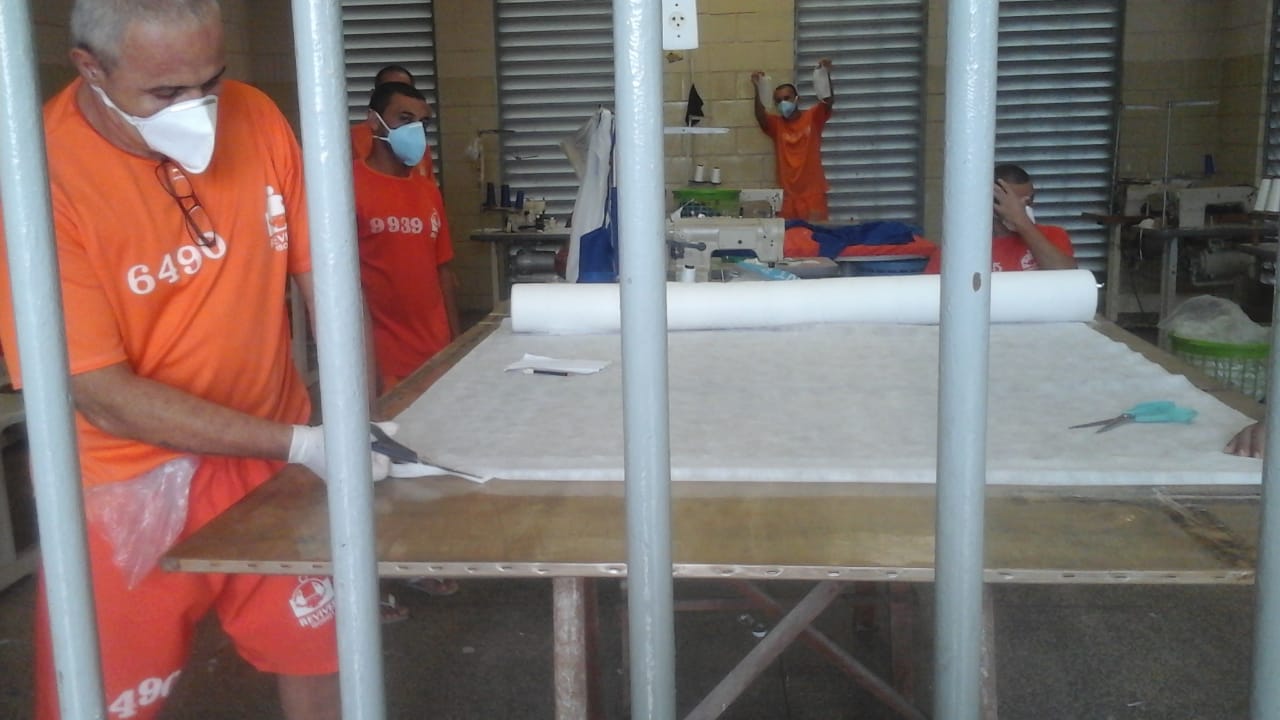 Internos do Compajaf produzem máscaras para uso em unidades prisionais