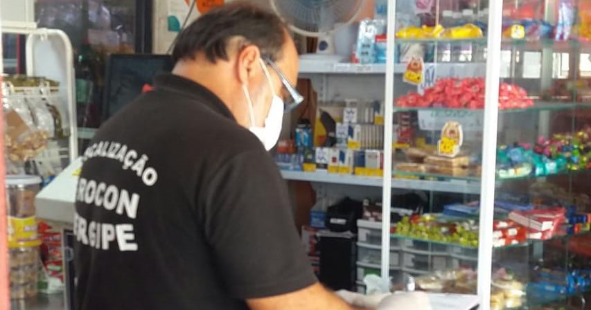 Procon/SE fiscaliza estabelecimentos comerciais em Pirambu