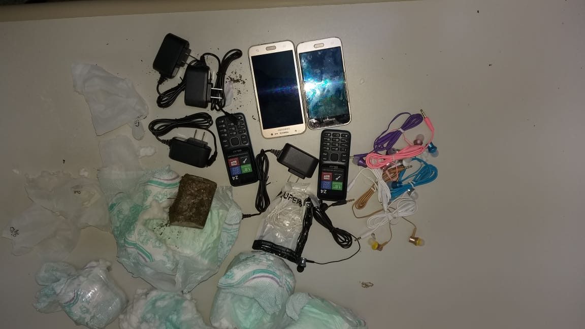 Copemcan: Homem é preso ao tentar arremessar pacotes com celulares e droga para dentro da unidade prisional