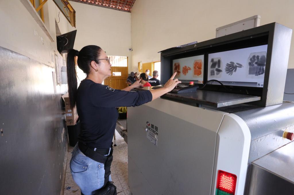 Polícia Penal prende mulher que tentava entregar aparelhos celulares no Premabas
