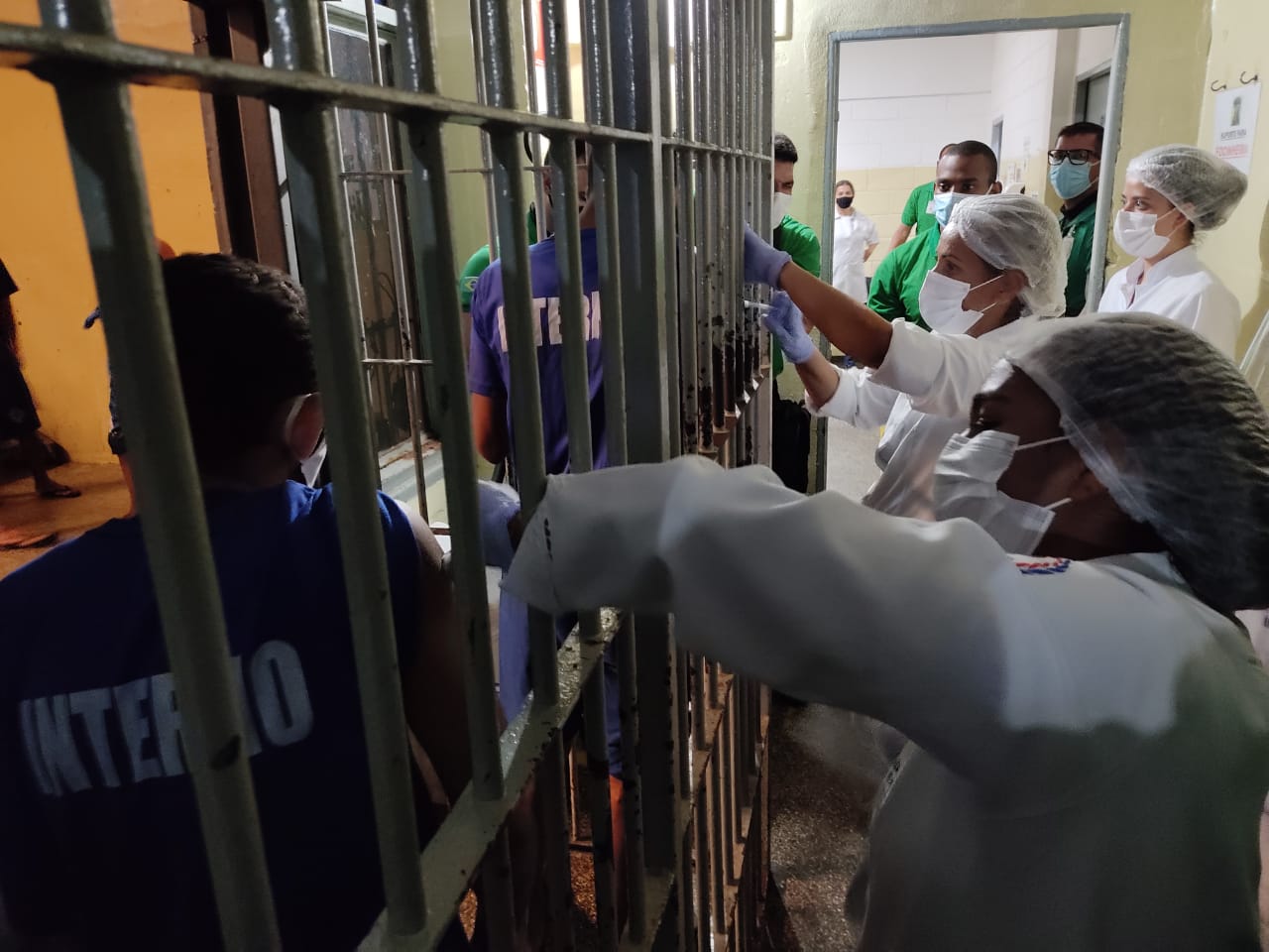 Internos e servidores do Compajaf e HCTP são vacinados contra a Covid-19