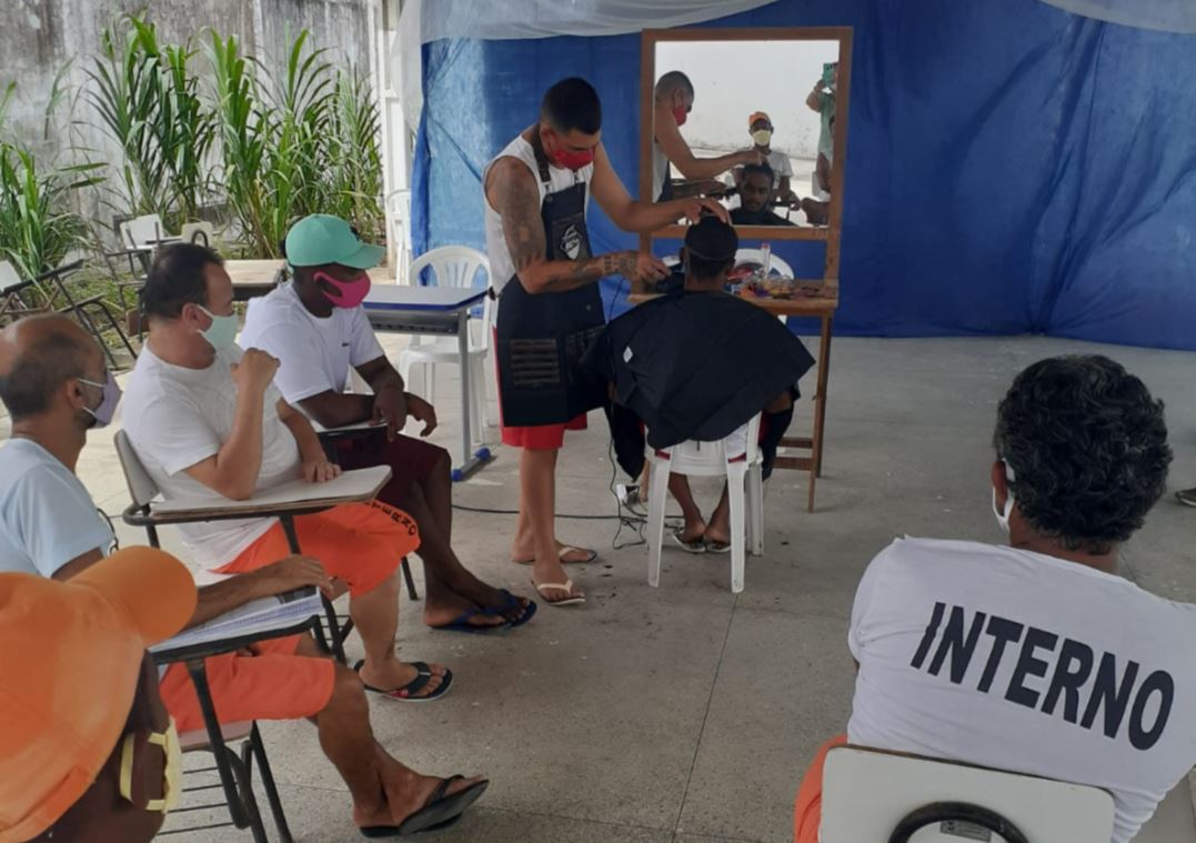 Primeira aula prática do Curso de Barbeiro e Cabeleireiro é ministrada para internos do Premabas