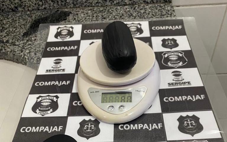 Mulher é presa por tentar entrar no Compajaf com drogas e desacatar policiais