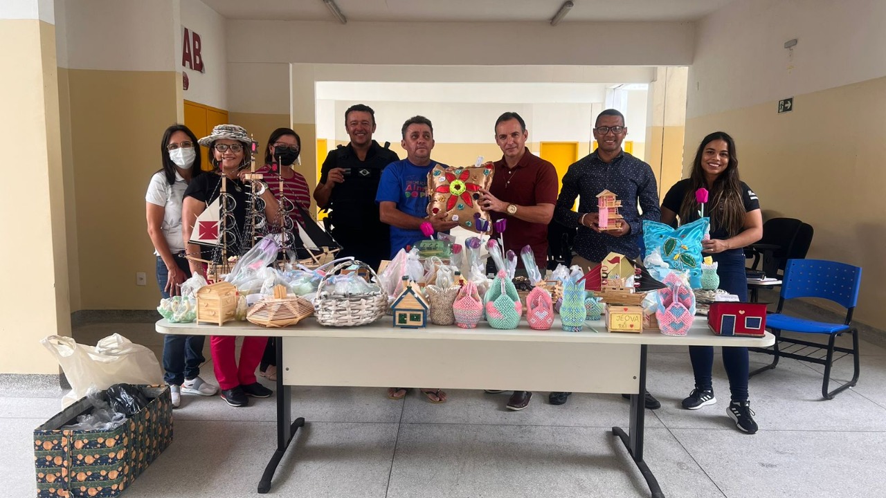 Artesanato produzido por detentos do Presídio Semiaberto de Areia Branca é entregue em creche