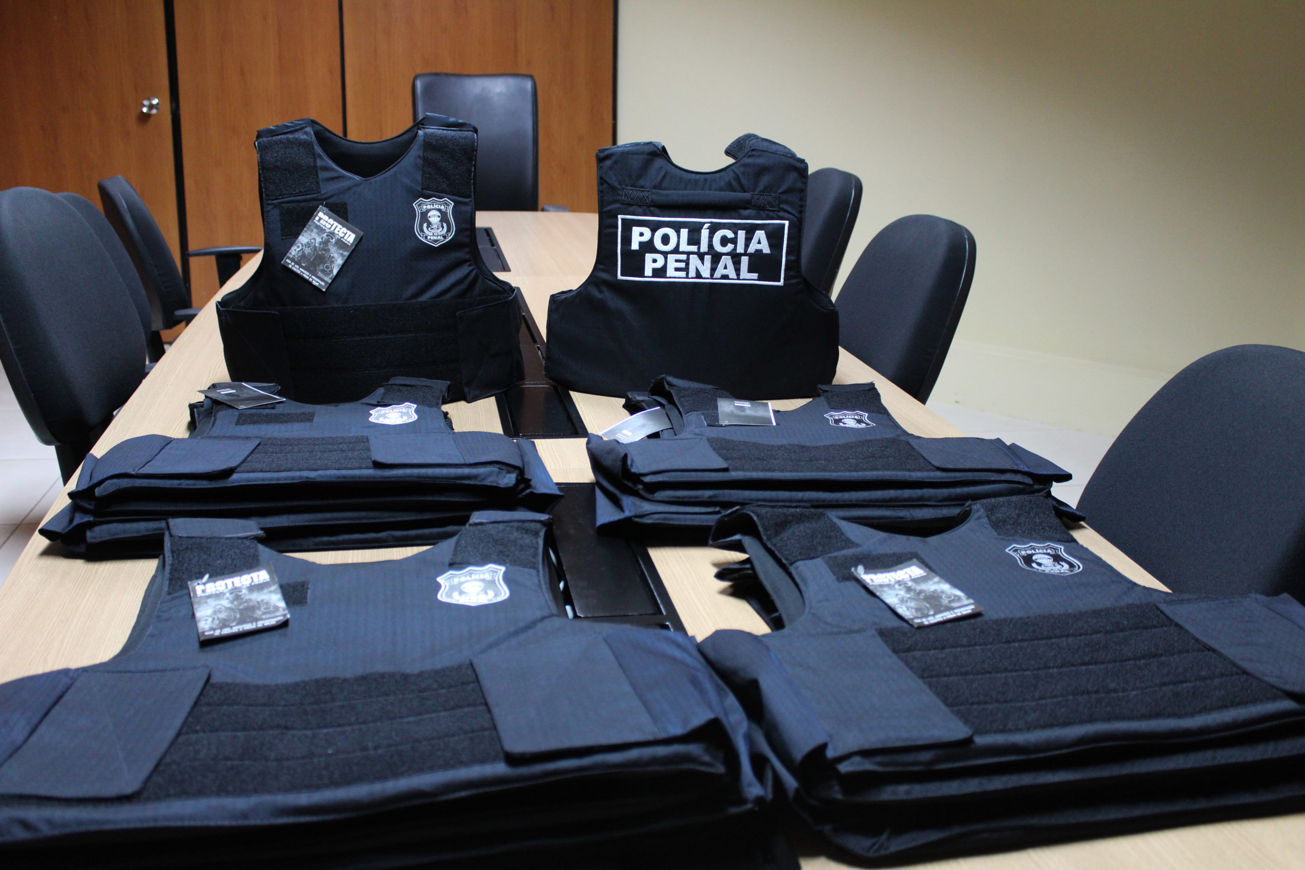 Sejuc realiza entrega de novos coletes balísticos para policiais penais