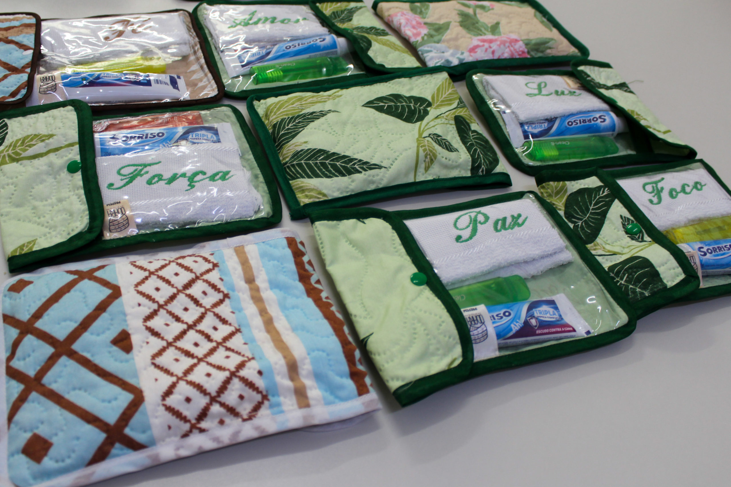 Equipe do Prefem entrega kits de higiene bucal em hospital de N. S. do Socorro