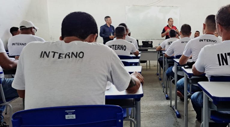 Internos têm aulas de inglês em unidade prisional