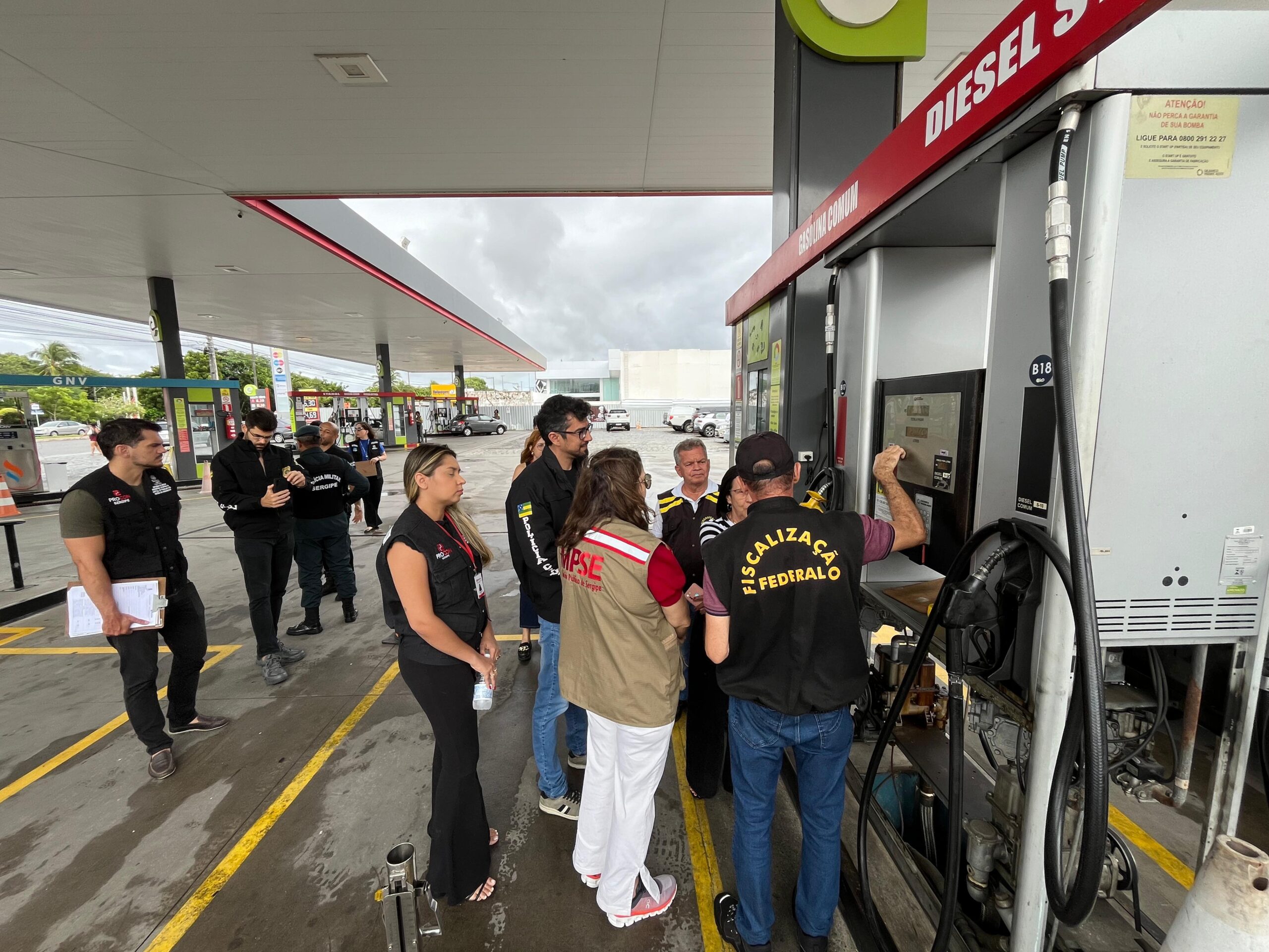 Operação fiscaliza bombas medidoras de combustíveis na capital