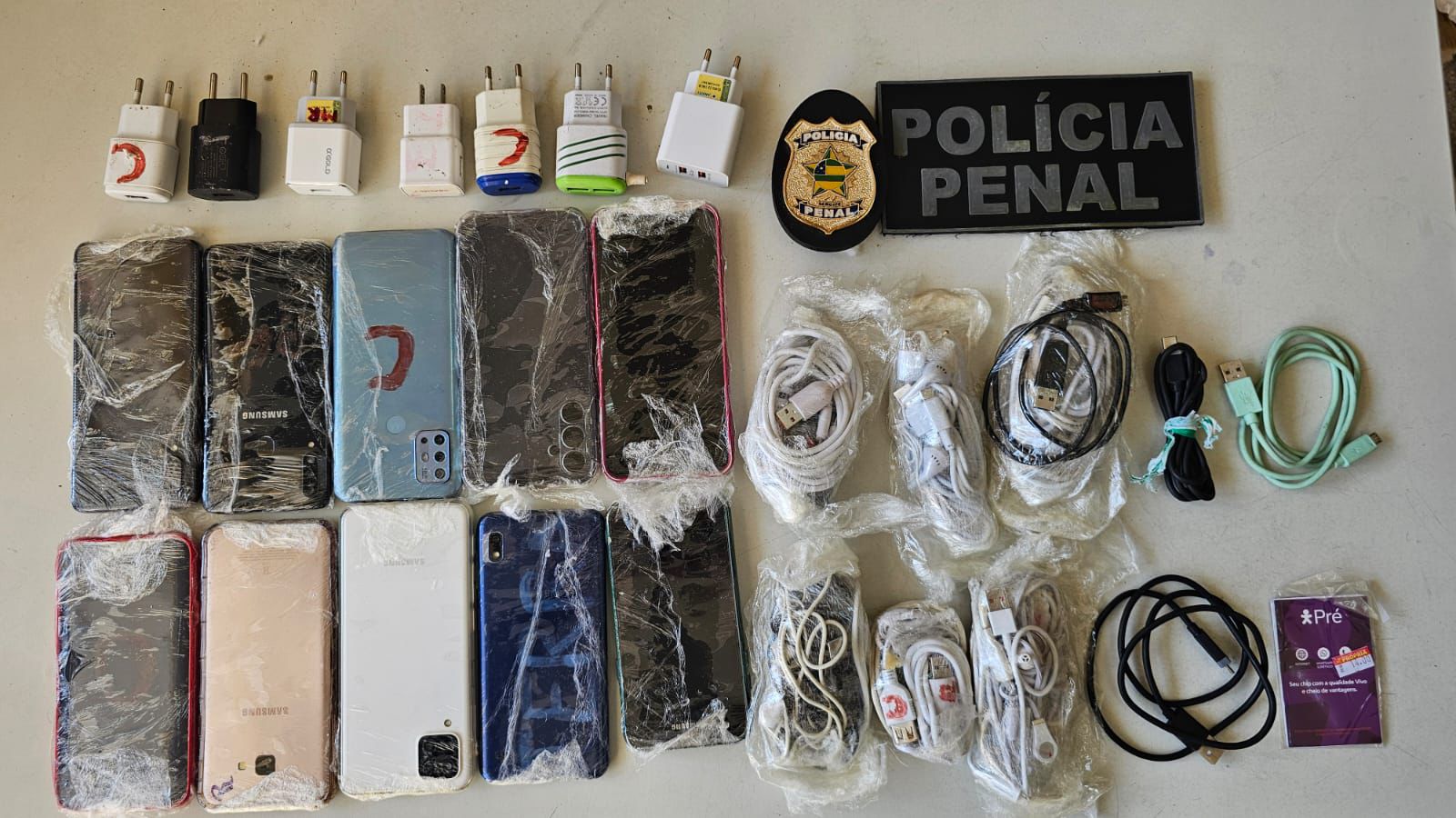 Polícia Penal apreende celulares e componentes arremessados em presídio de Areia Branca