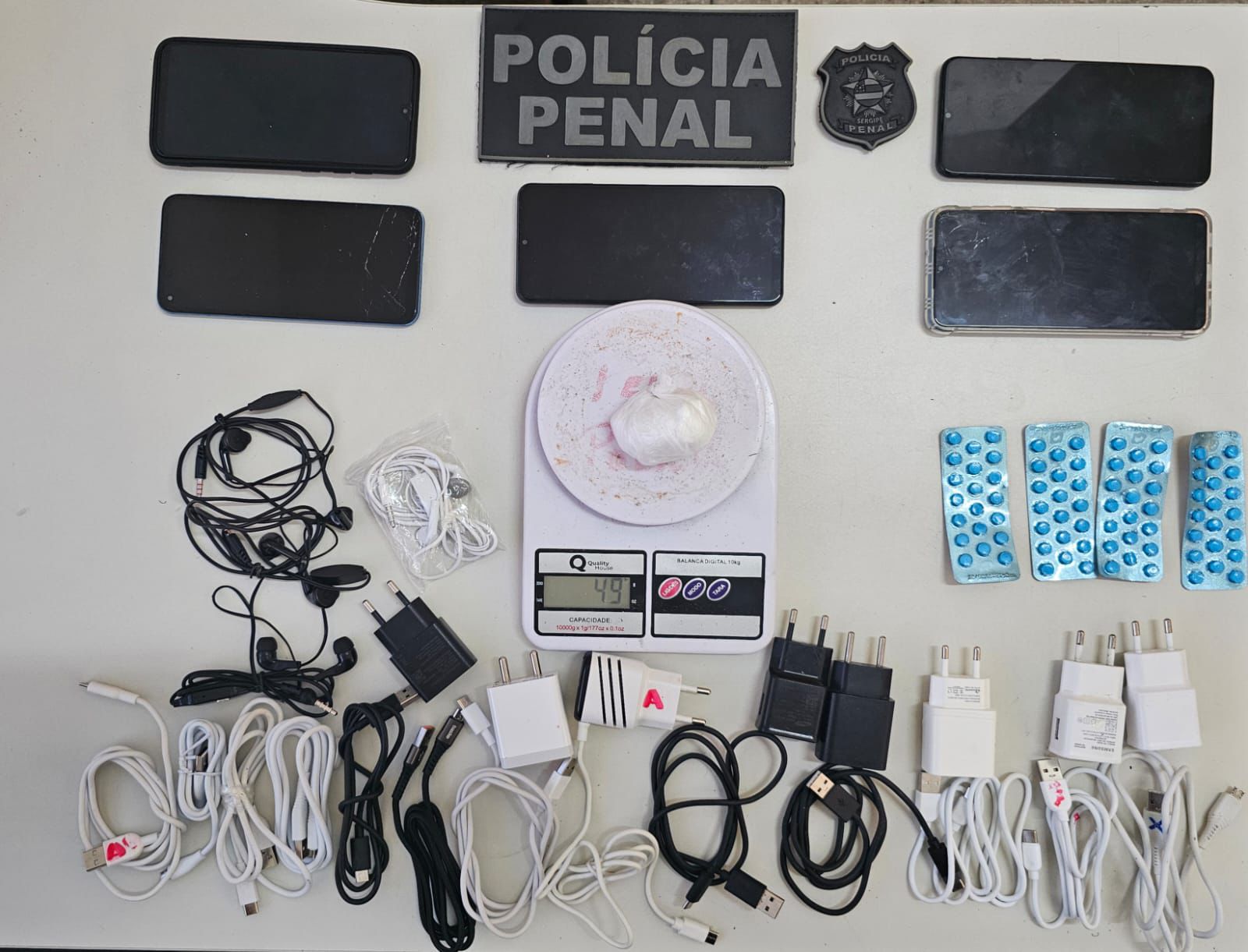 Polícia Penal apreende drogas, celulares e componentes arremessados em presídio de Areia Branca